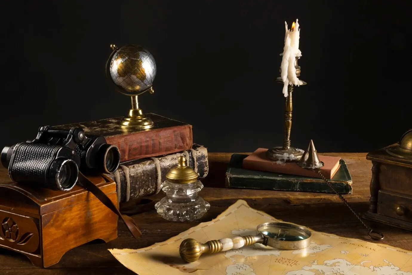 Stillleben mit arrangierten Piratenartefakten