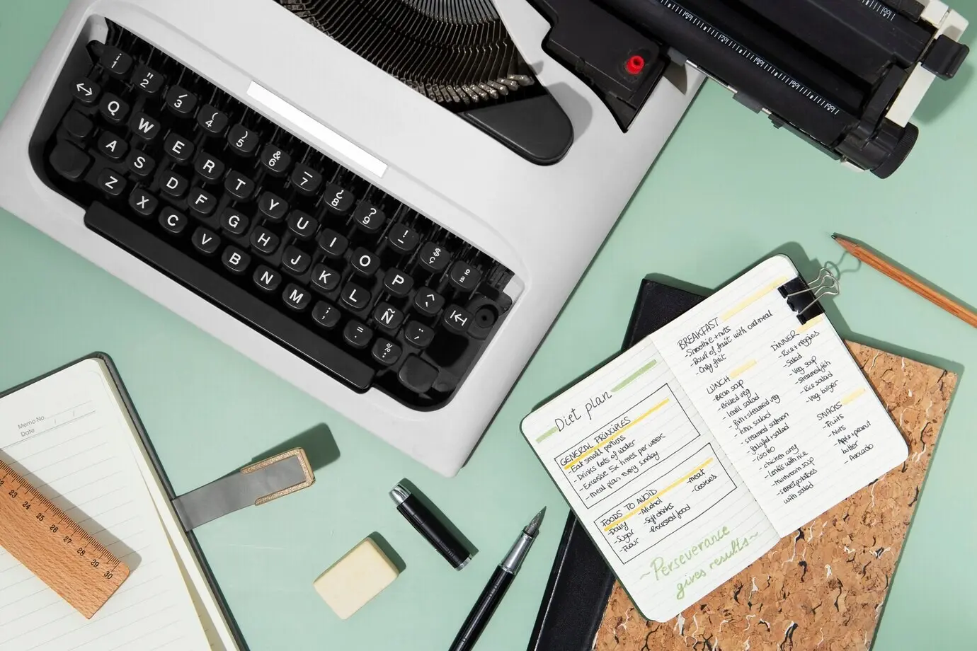 Flatlay eines Bullet Journals und einer Tastatur