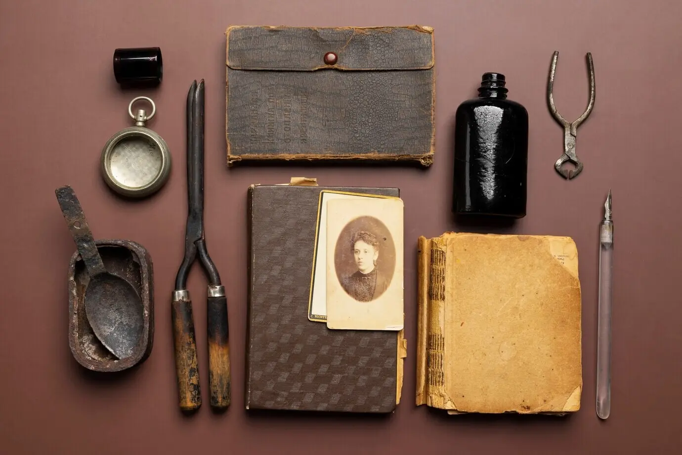 Draufsicht auf ein Arrangement aus Vintage-Objekten.