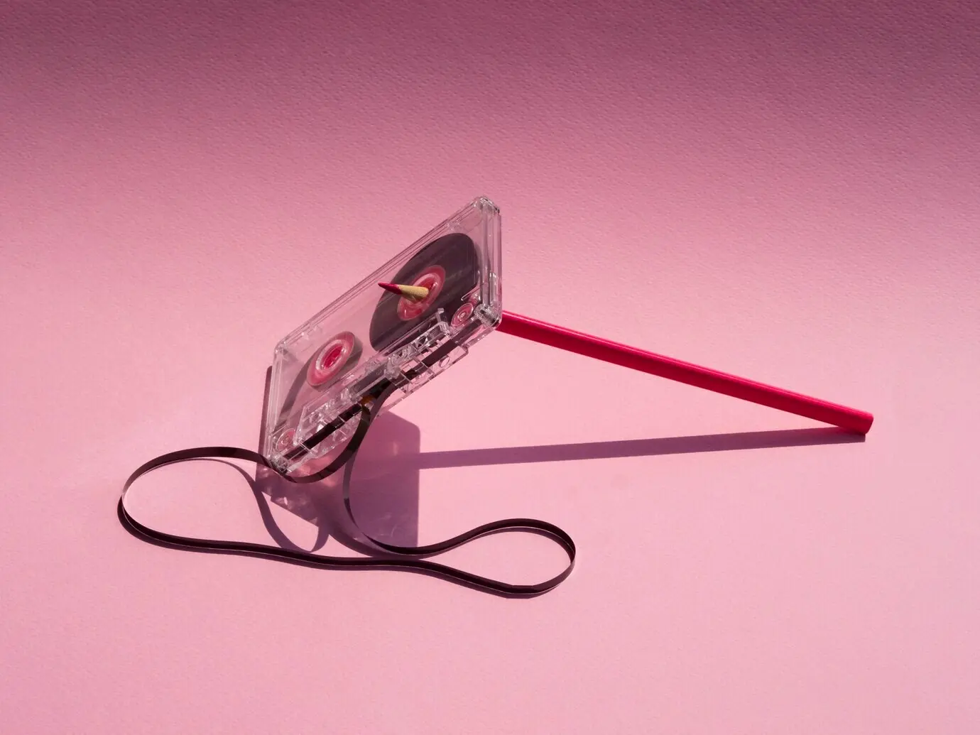 Durchsichtige, zerbrochene Kassette im Scheinwerferlicht