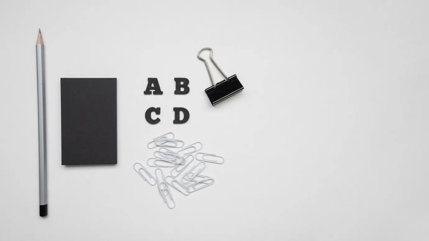 Draufsicht auf eine schwarze Visitenkarte und einen Stift.